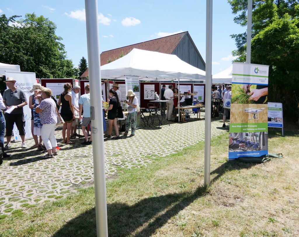 Unser Foto zeigt den Stand des Biomasse-Institut (BIT) am Johanni-Tag 2022 in Triesdorf.