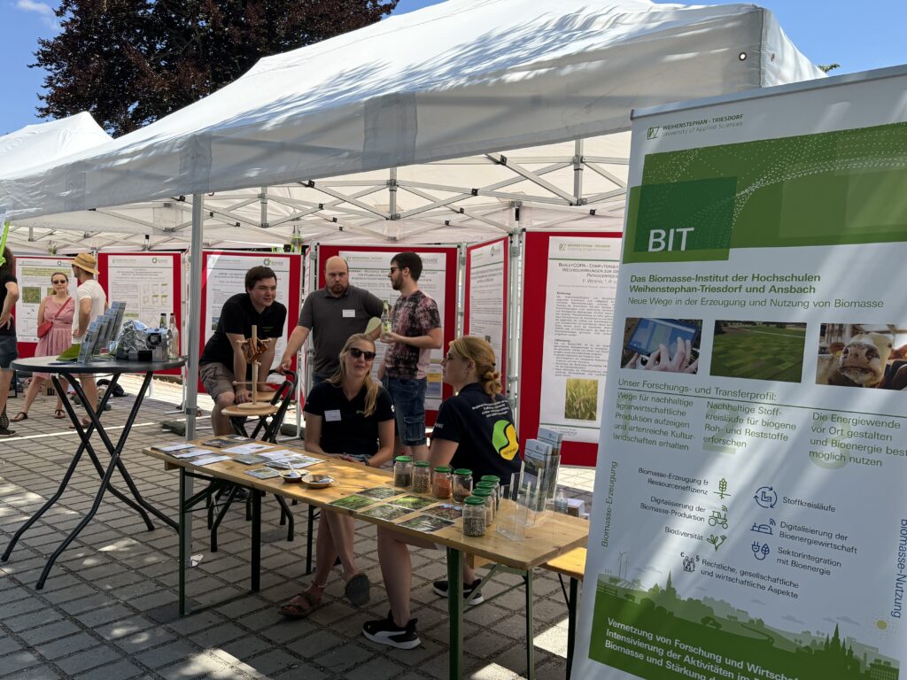 Unser Foto zeigt: Es gab viel zu besprechen und diskutieren zur Forschung am Biomasse-Institut.