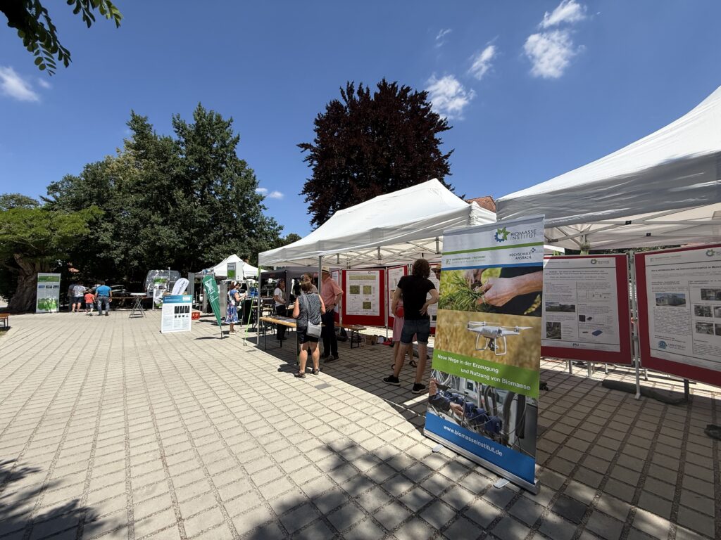 Unser Foto zeigt Interessierte am Stand des BIT bei dem die vielseitige Forschung präsentiert wurde.