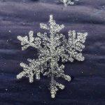 Eiskristall auf dunkellila Untergrund
