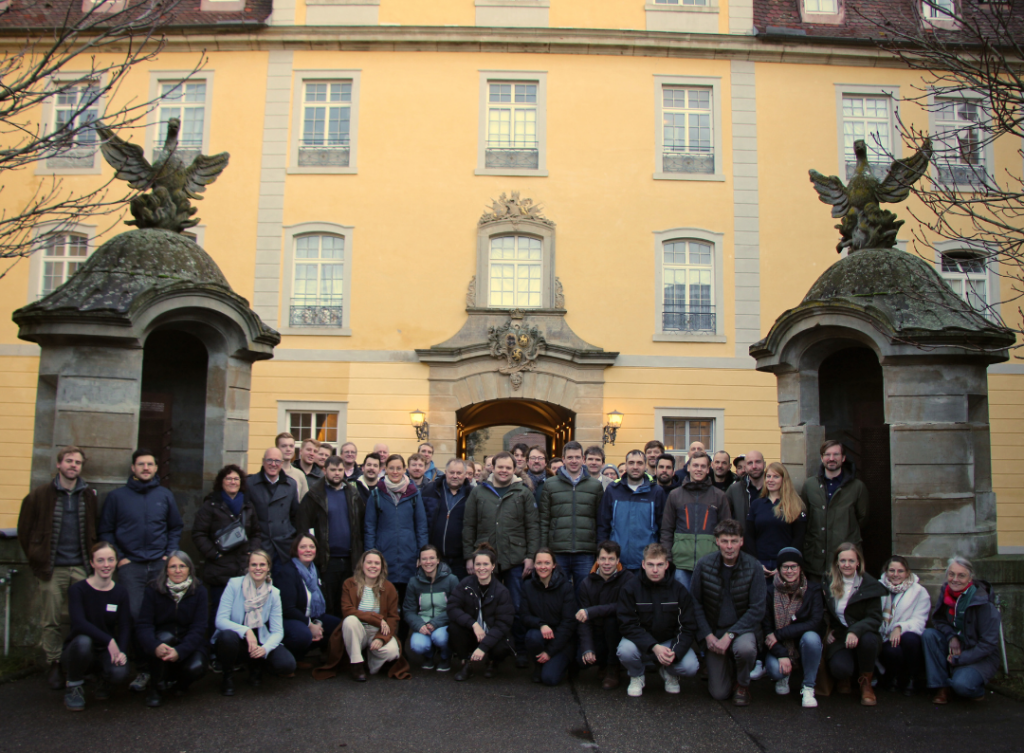 Unser Foto zeigt das Gruppenfoto mit allen Teilnehmenden am Kichererbsen-Forum vor der Veranstaltungs-Location.