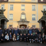 Unser Foto zeigt das Gruppenfoto mit allen Teilnehmenden am Kichererbsen-Forum vor der Veranstaltungs-Location.