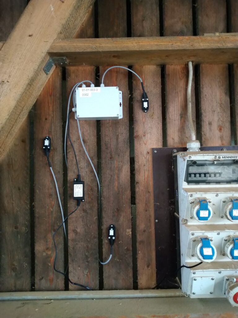 Auf dem Bild ist ein Prototyp eines LoRa-Funksystems zur Messung der Temperatur und Luftfeuchte anhand von drei Sensoren in einem Kuhstall gezeigt.