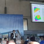Prof. Dr. Bernhard Bauer während seines Vortrages, im Hintergrund auf einer Leinwand eine Folie zu Wege der C-Anreicherung im Boden seiner Präsentation
