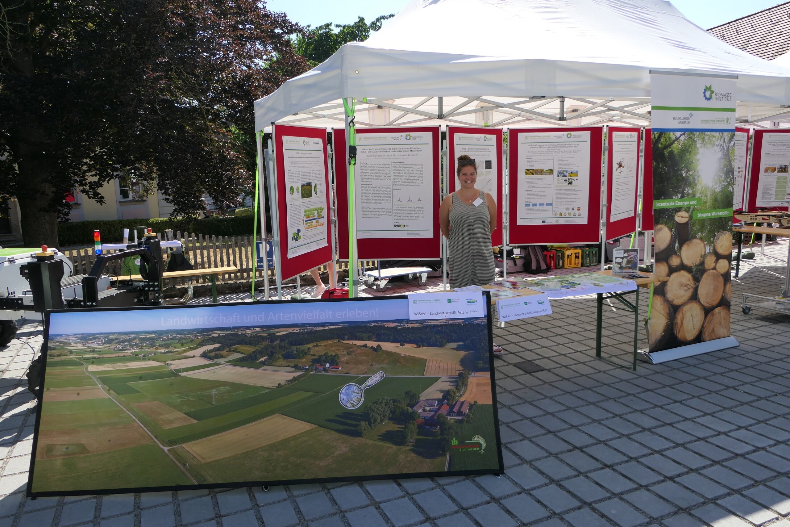 Unser Foto zeigt die Wissenschaftliche Mitarbeiterin des BIT, Isabel Möhrle, betreut und präsentiert ihr eigens fürs Projekt "WISAVI" entwickeltet Plakat-Brettspiel mit Quizfragen.