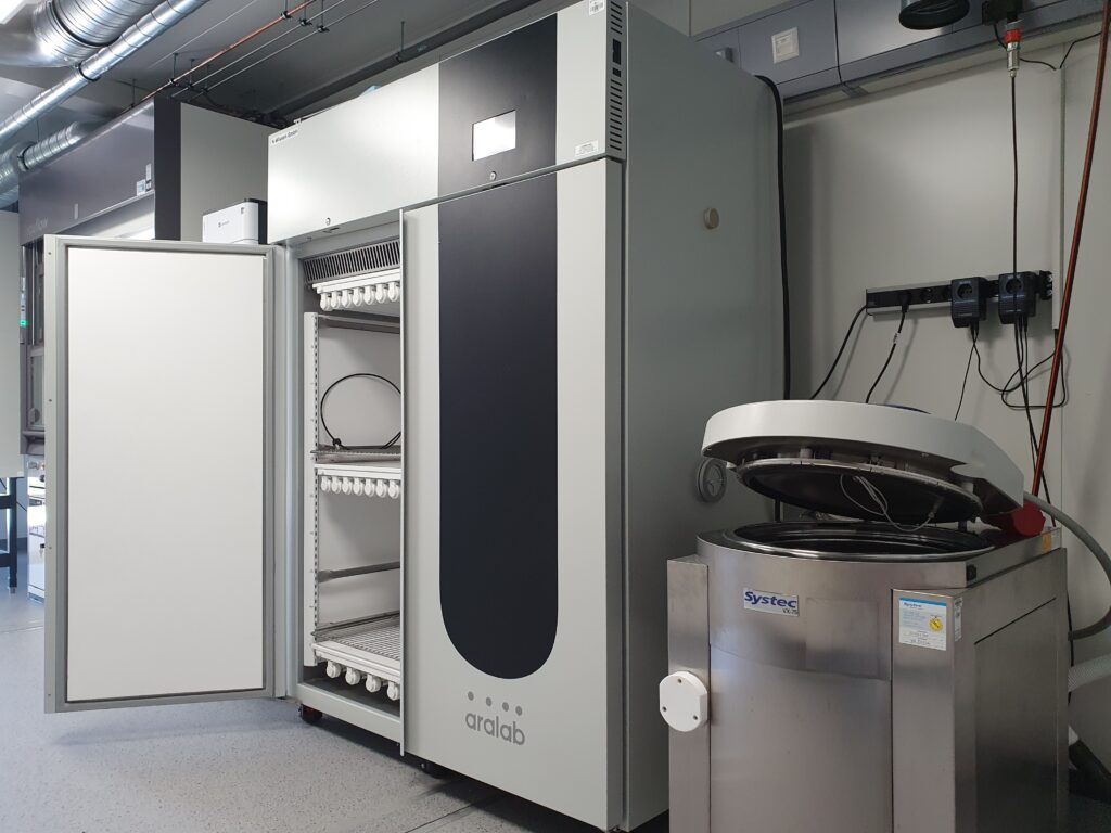 Unser Foto zeigt den Fachbereich "Analytik" und Pflanzenwuchsschrank im neuen Labormodulbau in Merkendorf