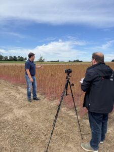 Unser Foto zeigt den Fernsehdreh auf einem Buchweizen-Versuchsfeld des Projekts NaP-BQ mit Verbundprojektleiter Markus König von den LLA Triesdorf © Michael Norys