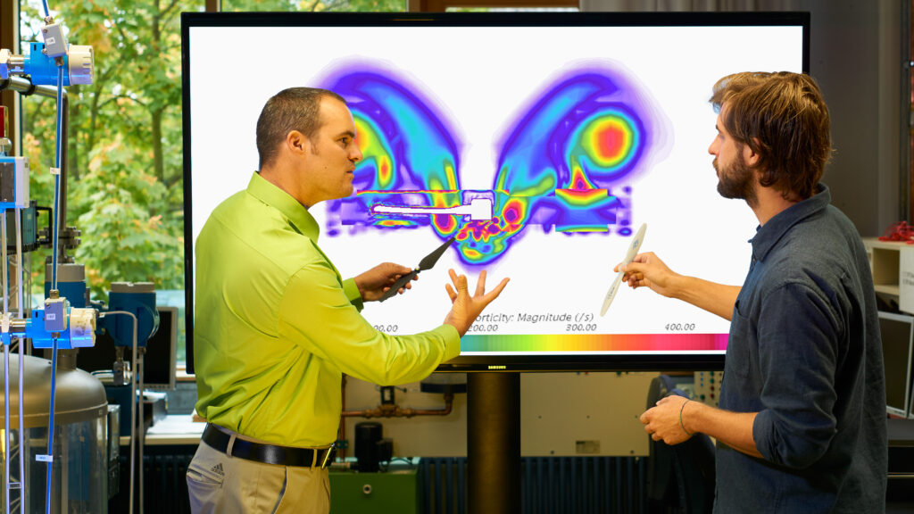 Unser Foto zeigt zwei Mitarbeiter des Biomasse-Instituts in Ansbach bei der Simulation eines Rührwerks.