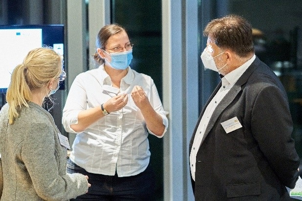Unser Foto zeigt die Mitarbeiterin des Biomasse-Instituts, Stefanie Grunert, während des Netzwerktreffen mit externen Besuchern.