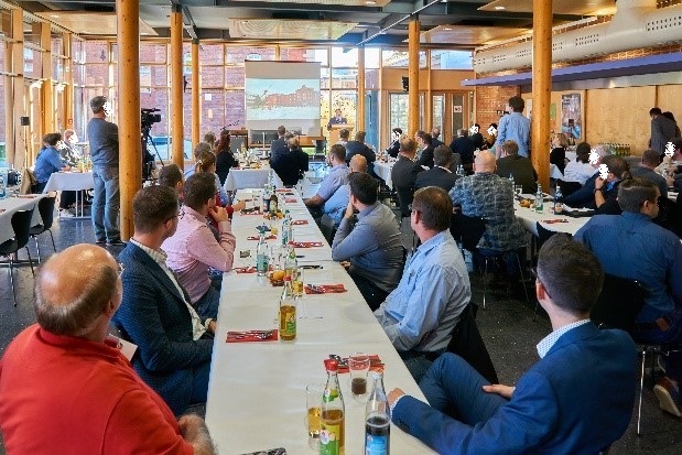 Unser Foto zeigt die Besucher im Vortragssaal der Hochschule Ansbach.