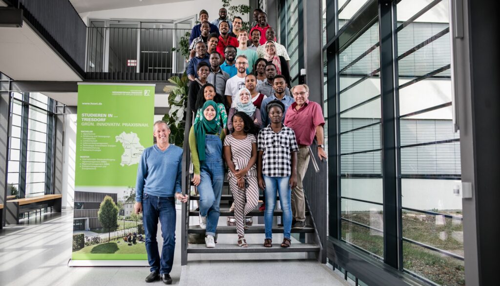Unser Foto zeigt die Teilnehmenden des Kurses im Jahr 2018 am Campus Triesdorf der HSWT. Ganz links Projektleiter Prof. Ralf Schlauderer.