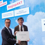 Unser Foto zeigt Bundeslandwirtschaftsminister Cem Özdemir und Prof. Dr. Markus Frank (HfWU) bei der Übergabe des Förderbscheids für das Projekt „regiopakt“. Foto: © Holger Groß/ BMEL