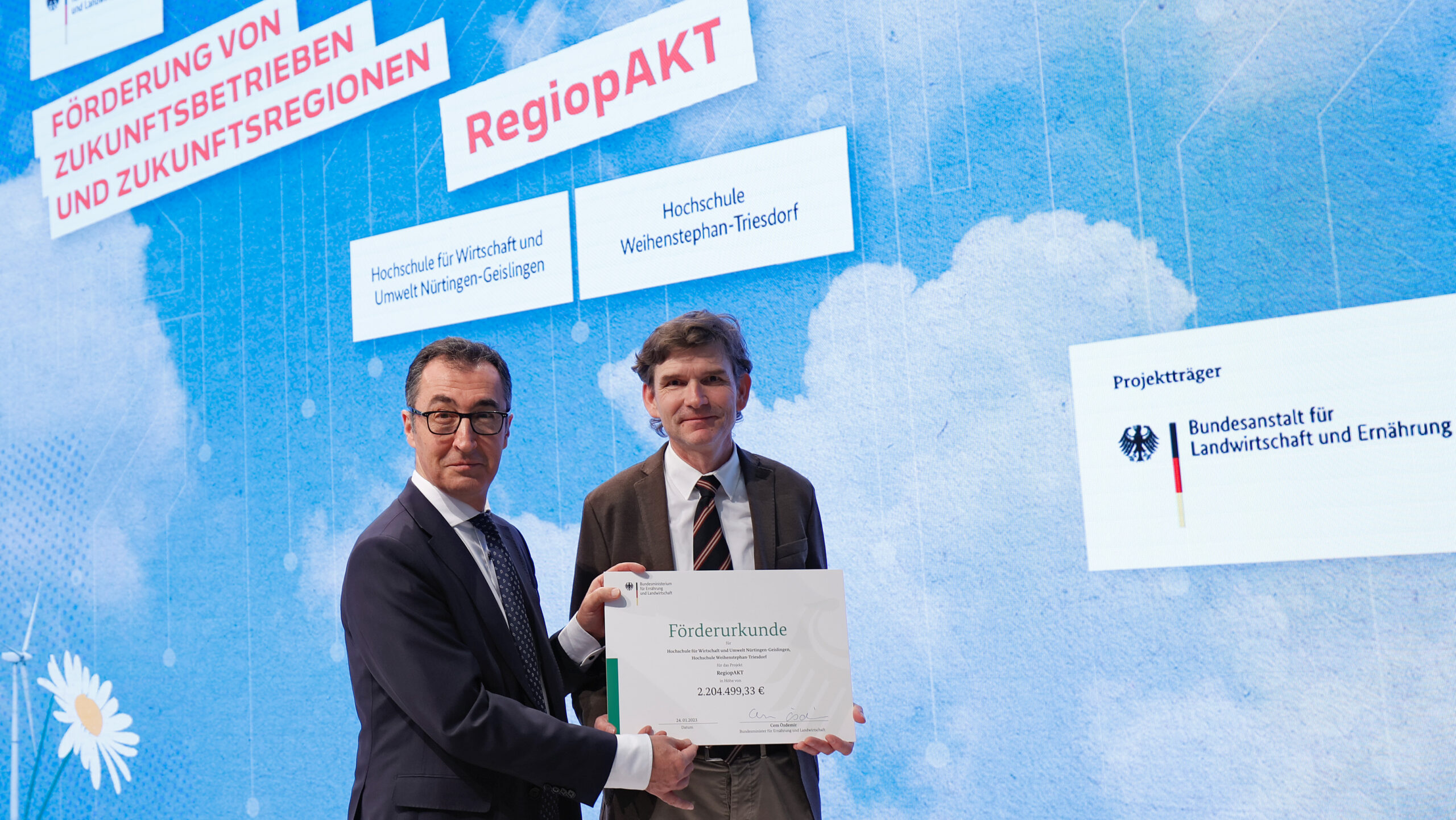 Unser Foto zeigt Bundeslandwirtschaftsminister Cem Özdemir und Prof. Dr. Markus Frank (HfWU) bei der Übergabe des Förderbscheids für das Projekt „regiopakt“. Foto: © Holger Groß/ BMEL
