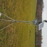 Die Abbildung zeigt eine Diabek-Wetterstation auf einer Wiese stehen.