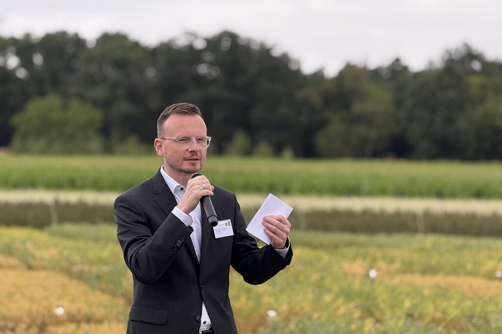 Unser Foto zeigt Bezirkstagspräsident Peter Daniel Forster eröffnete die Veranstaltung, deren erster Teil auf einem Versuchsfeld neben der Hochschule in Triesdorf begann. © Julia Kamann