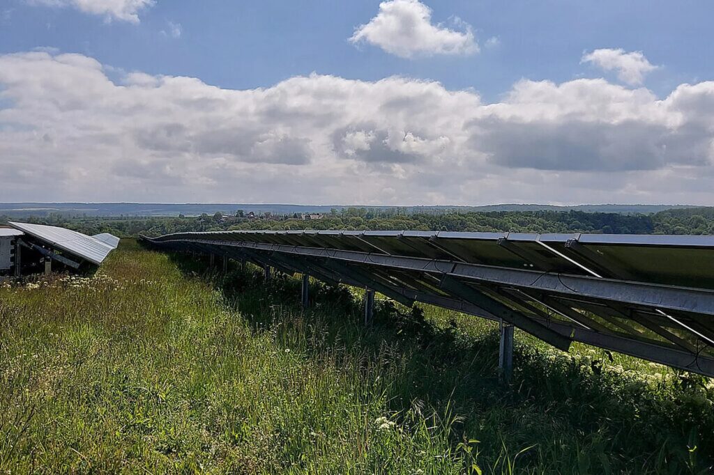 Unser Foto zeigt das Titelbild zu Forschung kompakt 2023: Eine Photovoltaik-Freiflächenanlage; Foto: HSWT