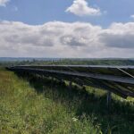 Unser Foto zeigt das Titelbild zu Forschung kompakt 2023: Eine Photovoltaik-Freiflächenanlage; Foto: HSWT