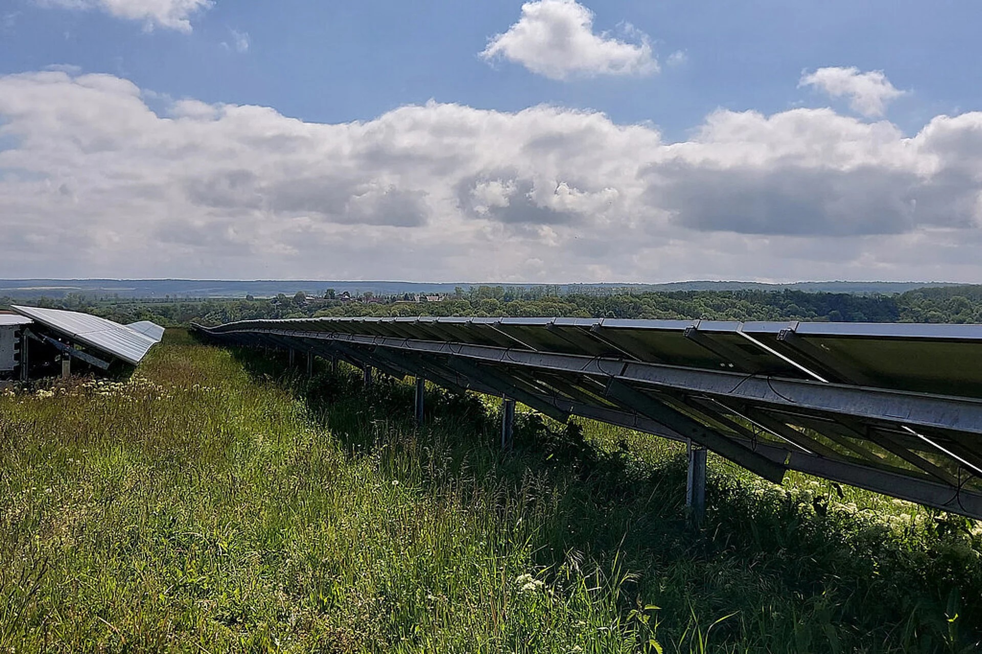 Unser Foto zeigt das Titelbild zu Forschung kompakt 2023: Eine Photovoltaik-Freiflächenanlage; Foto: HSWT