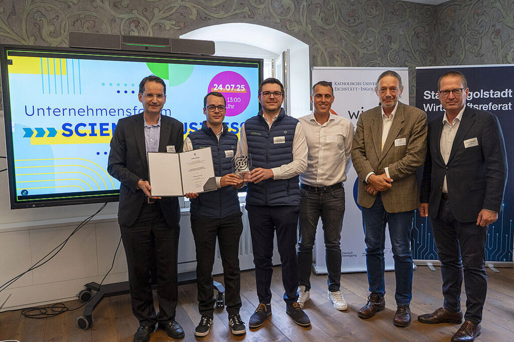 Unser Foto zeigt v.l.n.r.: Oberbürgermeister der Stadt Ingolstadt Dr. Michael Kern, Michael Liepold, Geschäftsführer der FeldSchau GmbH und Student der HSWT, Emanuel Jacobowsky, Geschäftsführer der FeldSchau GmbH, Absolvent der THI, Prof. Dr. Torsten Schön, Advisory Board FeldSchau GmbH, Prof. Dr. Patrick Noack, Advisory Board FeldSchau GmbH, Prof. Dr. Georg Rosenfeld, Wirtschaftsreferent der Stadt Ingolstadt © Anna Zimmermann / KU