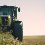 Unser Foto zeigt einen Traktor auf dem Feld. © Ivory Production