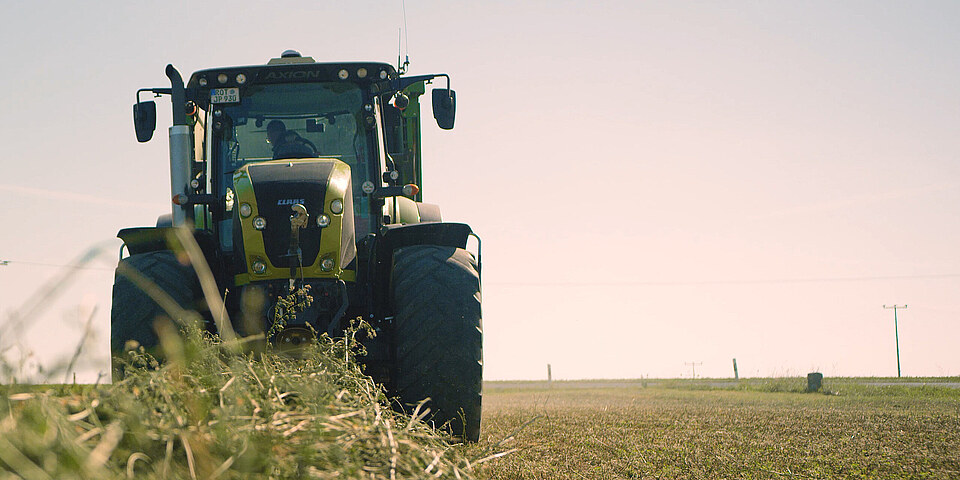 Unser Foto zeigt einen Traktor auf dem Feld. © Ivory Production