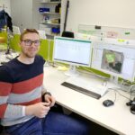 Das Bild zeigt einen Mitarbeiter des Projekts Diabek an seinem Arbeitsplatz.