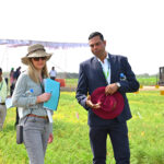 Unser Foto zeigt Prof. Dr. Franziska Wespel (HSWT) mit Dr. Rakesh Srivastava, Forschungsleiter der Kichererbsenzüchtungsabteilung bei ICRISAT © ICRISAT