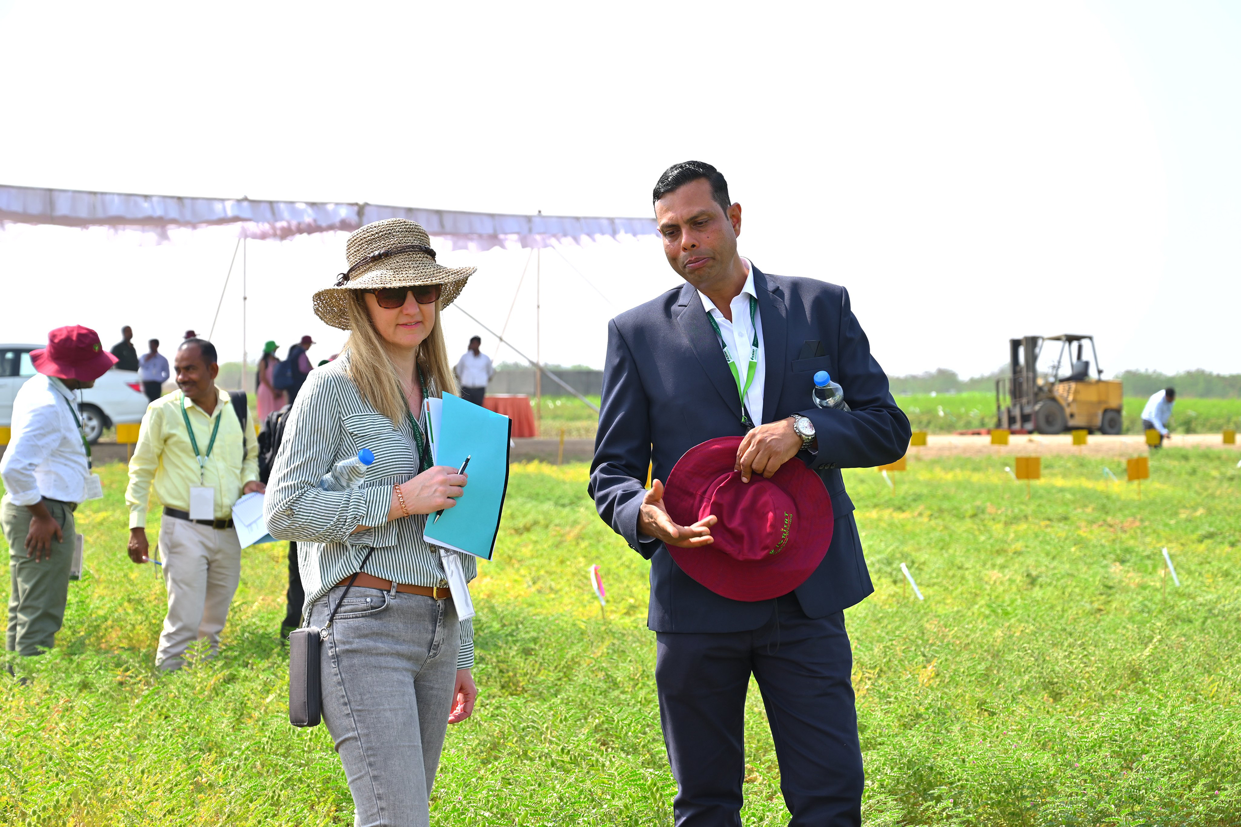 Unser Foto zeigt Prof. Dr. Franziska Wespel (HSWT) mit Dr. Rakesh Srivastava, Forschungsleiter der Kichererbsenzüchtungsabteilung bei ICRISAT © ICRISAT