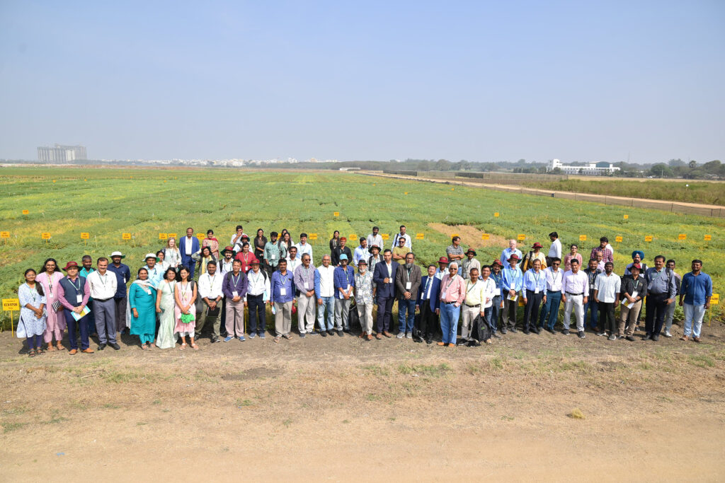 Unser Foto zeigt Teilnehmende beim ICRISAT Feldtag zur Kichererbsenzüchtung in Patancheru, Indien