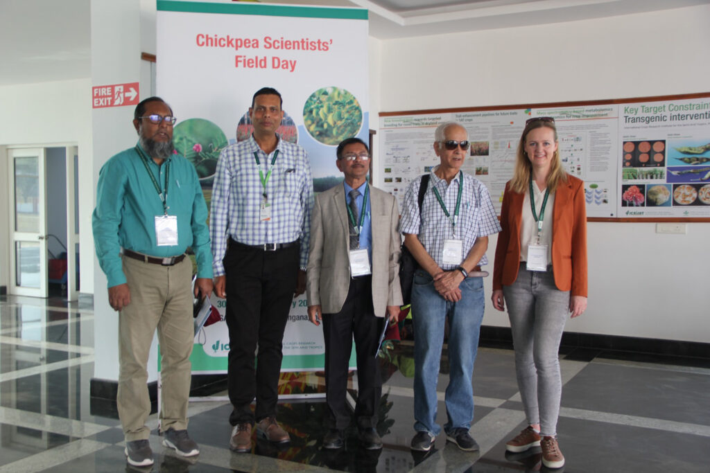 Unser Foto zeigt Prof. Dr. Franziska Wespel mit Dr. Rakesh Srivastava (2. v. l.) und drei weiteren Gastwissenschaftlern in einem Gebäude von ICRISAT © ICRISAT